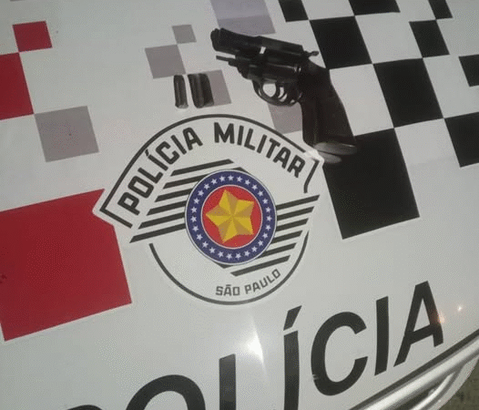 PM PRENDE HOMEM EM PEDREIRA POR VIOLÊNCIA DOMÉSTICA E POSSE ILEGAL DE ARMA