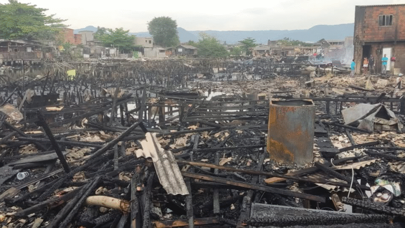 🔥 TRAGÉDIA NA ZONA NOROESTE DE SANTOS: INCÊNDIO DESTRÓI MAIS DE 50 CASAS