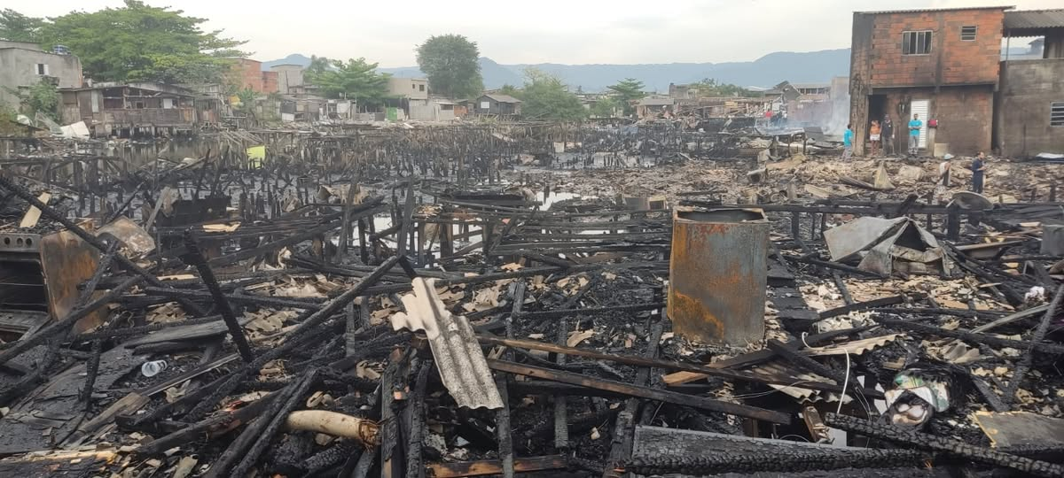 đ„ TRAGĂDIA NA ZONA NOROESTE DE SANTOS: INCĂNDIO DESTRĂI MAIS DE 50 CASAS