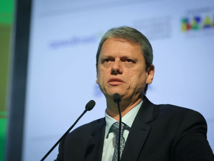 Tarcísio dispara contra Lula e PT: “O Brasil não aguenta mais”Governador de São Paulo defende “troca de piloto” e critica gestão federal durante fórum do BTG Pactual