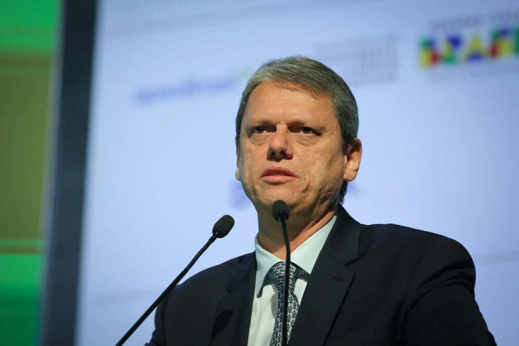 Tarcísio dispara contra Lula e PT: “O Brasil não aguenta mais”Governador de São Paulo defende “troca de piloto” e critica gestão federal durante fórum do BTG Pactual