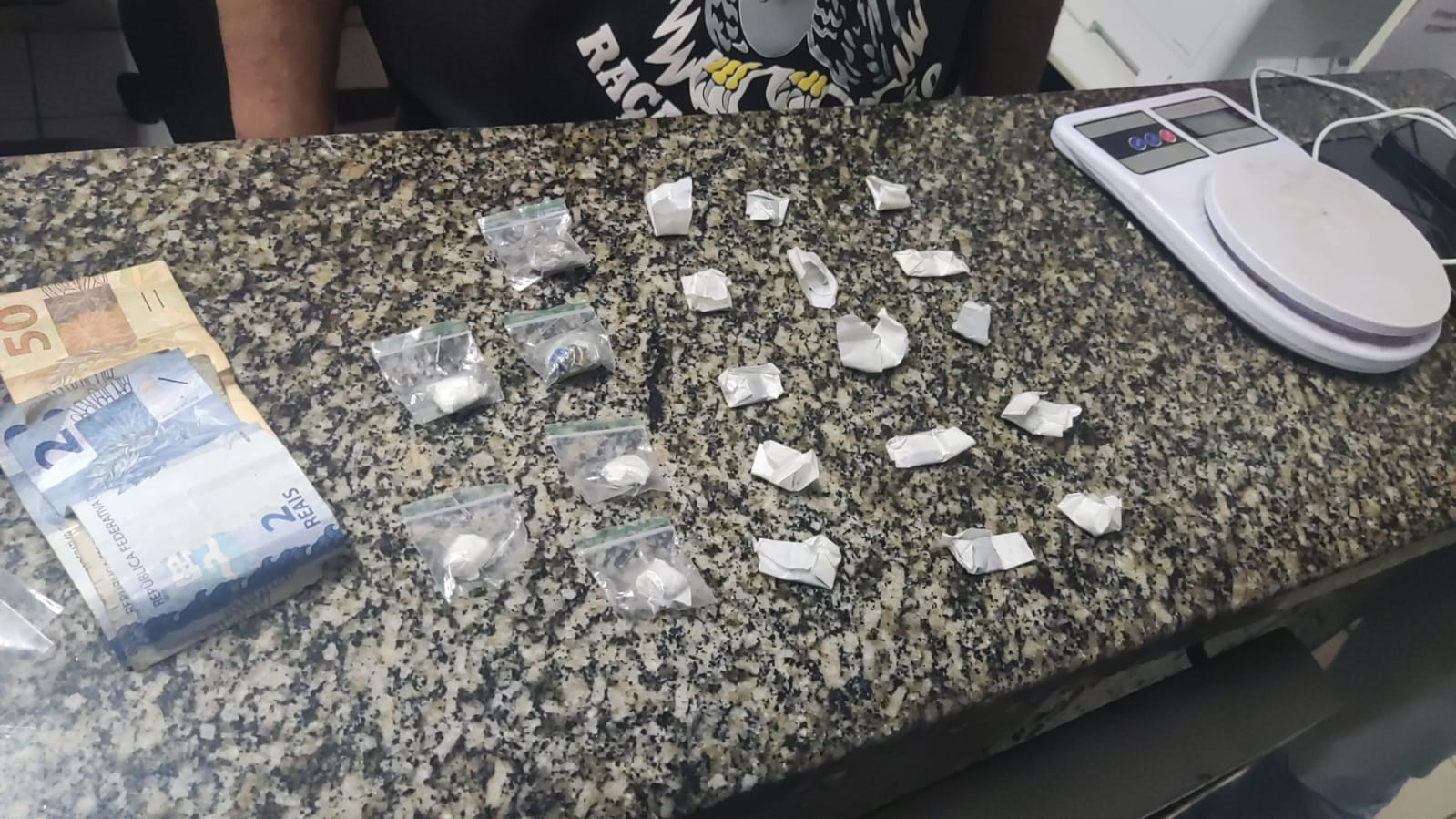 GCM de Jaguariúna realiza flagrante de tráfico de drogas no Jardim Europa em Jaguariúna…..