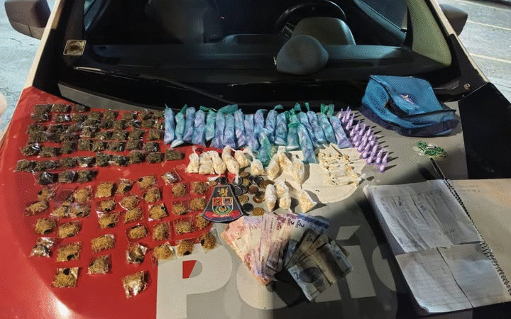 Grande quantidade de drogas foram apreendidas pela Polícia Militar em Pedreira