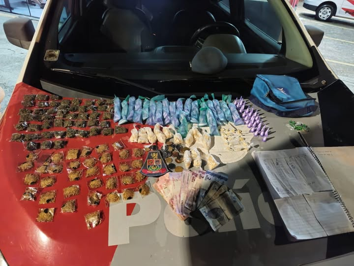 Grande quantidade de drogas foram apreendidas pela Polícia Militar em Pedreira