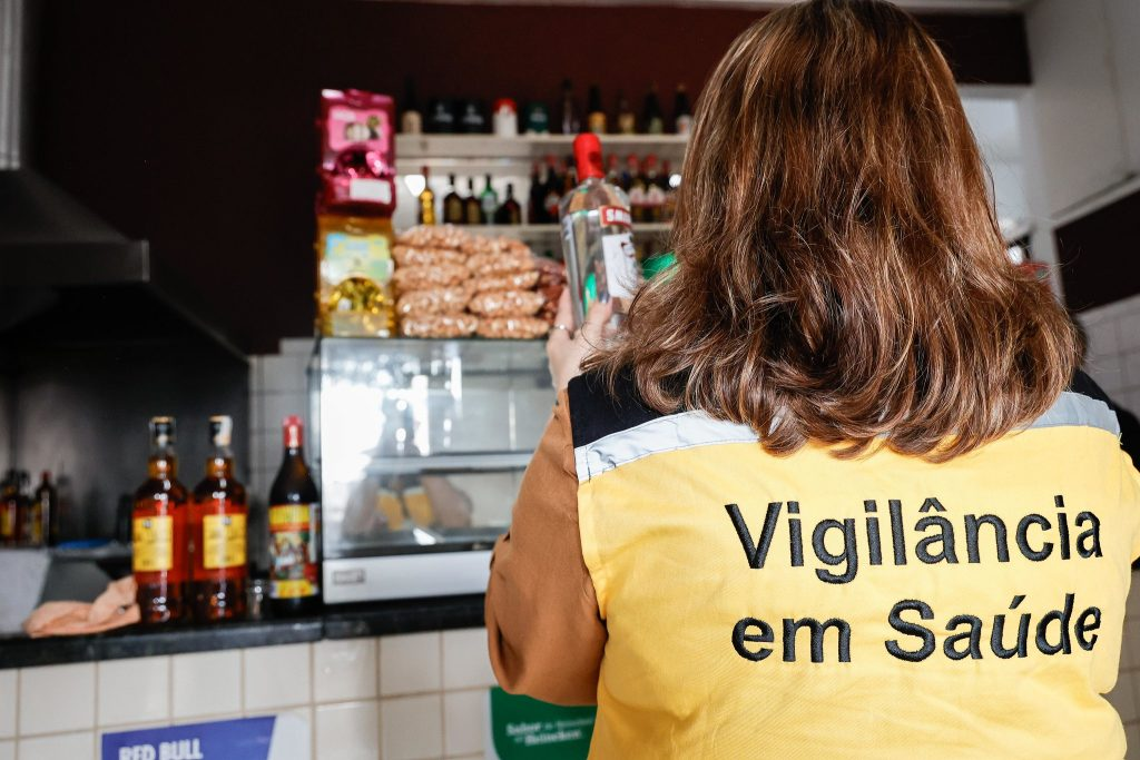 Força-tarefa do Governo de SP fiscaliza comércios suspeitos de vender bebidas adulteradasAção em estabelecimentos com registros de casos suspeitos de intoxicação por consumo de bebida adulterada por metanol resultou em 117 garrafas apreendidas