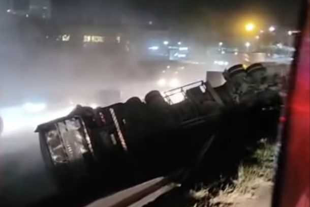 🚨 Acidente com bitrem causa transtornos na SP-340 em Mogi Guaçu 🚨