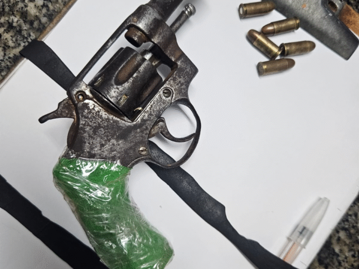 Polícia Militar prende homem por agressão à ex-companheira e ameaçar familiares com arma de fogo em Jaguariúna/SP.