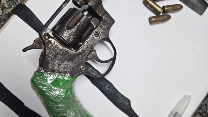 Polícia Militar prende homem por agressão à ex-companheira e ameaçar familiares com arma de fogo em Jaguariúna/SP.