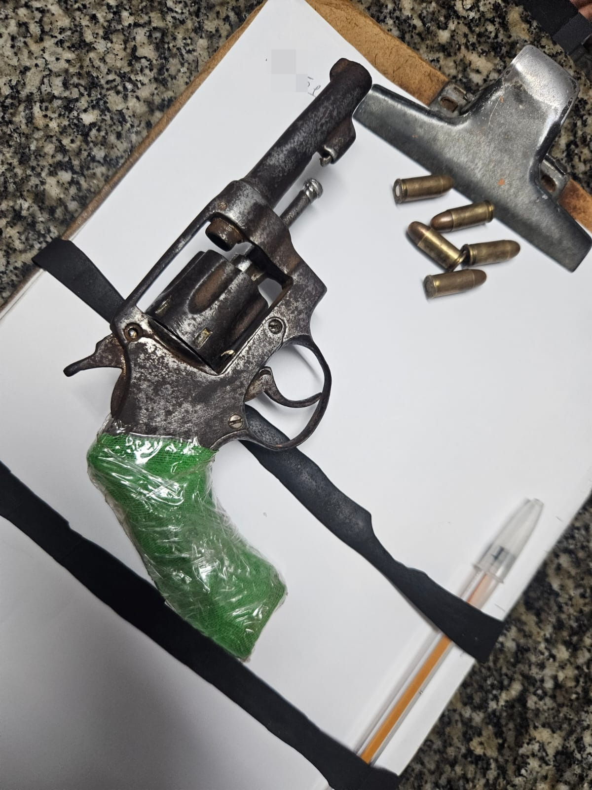 Polícia Militar prende homem por agressão à ex-companheira e ameaçar familiares com arma de fogo em Jaguariúna/SP.