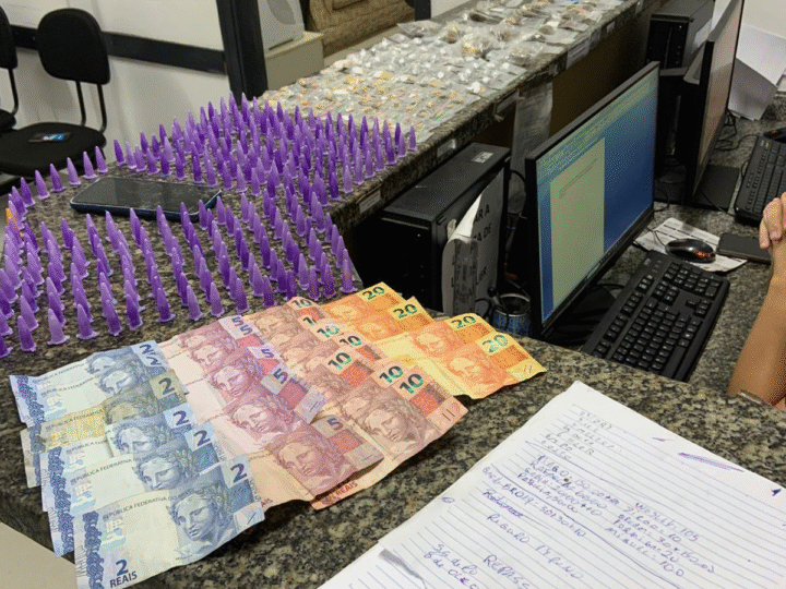 JAGUARIÚNA: HOMEM É PRESO EM FLAGRANTE POR TRÁFICO DE DROGAS NO BAIRRO NASSIF