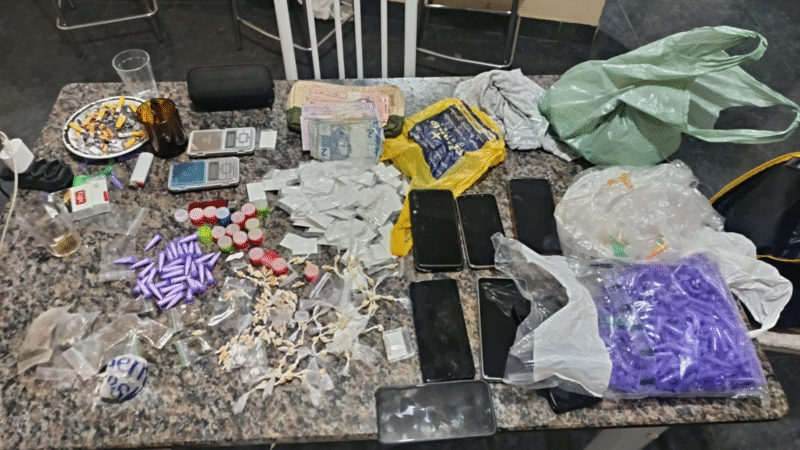 Polícia Militar desmantela ponto de tráfico e prende criminosos em Pedreira