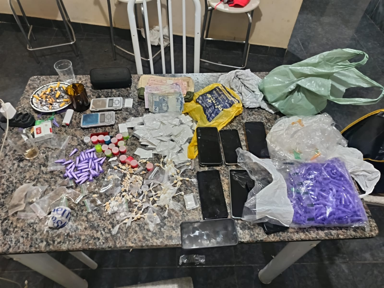 Polícia Militar desmantela ponto de tráfico e prende criminosos em Pedreira
