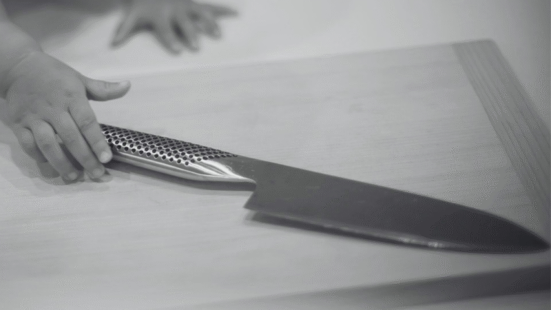 Menino de nove anos mata mãe a facadas após ser repreendido .