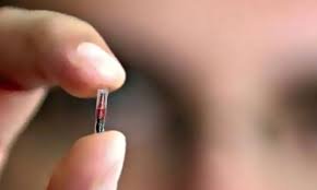 🚨 MILHARES DE SUECOS ADOTAM MICROCHIPS SUBCUTÂNEOS COMO NOVA FORMA DE IDENTIFICAÇÃO E PAGAMENTO