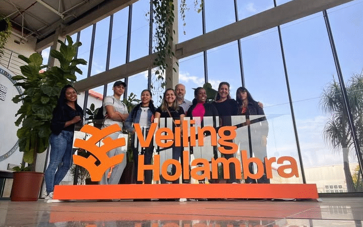 ALUNOS DO QUALIFICA SP DE JAGUARIÚNA REALIZAM VISITA TÉCNICA EM COOPERATIVA DE FLORES