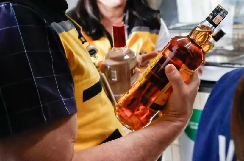 128 MIL GARRAFAS DE VODCA APREENDIDAS – SEIS ESTABELECIMENTOS SÃO INTERDITADOS EM SP POR SUSPEITA DE BEBIDAS ADULTERADAS COM METANOL …..