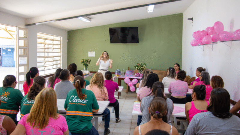 OUTUBRO ROSA: SECRETARIA DE OBRAS REALIZA PALESTRA SOBRE SAÚDE DA MULHER