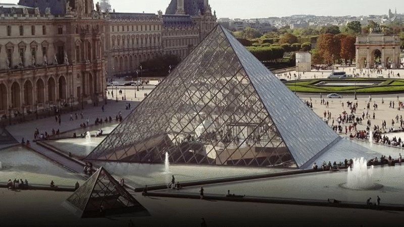 ROUBO NO LOUVRE: JOIAS IMPERIAIS DE NAPOLEÃO E DA IMPERATRIZ EUGÉNIE SÃO LEVADAS EM ASSALTO RELÂMPAGO