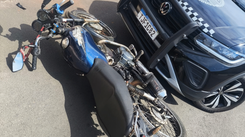 🚨 MOTOCICLISTA NA CONTRAMÃO TENTA FUGIR DA GCM, COLIDE COM VIATURA E ACABA DETIDO EM SANTO ANTÔNIO DE POSSE 🚨