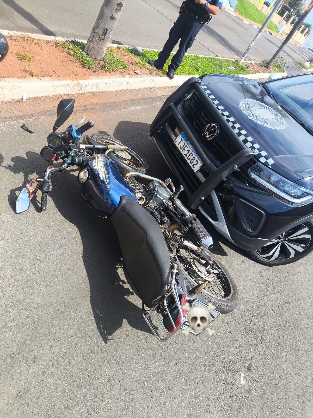 🚨 MOTOCICLISTA NA CONTRAMÃO TENTA FUGIR DA GCM, COLIDE COM VIATURA E ACABA DETIDO EM SANTO ANTÔNIO DE POSSE 🚨