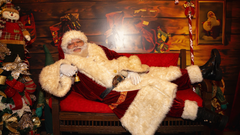 Holambra dá início neste sábado ao Natal Mágico com atrações gratuitas para toda a famíliaA magia do fim de ano volta a transformar a Cidade das Flores a partir deste sábado, dia 22 de novembro, com o início do Natal Mágico de Holambra, evento promovido pela Prefeitura até 21 de dezembro. A abertura oficial do evento será realizada a partir das 19h na Praça Bento Euzébio Tobias, com desfile de carros alegóricos e personagens temáticos, que segue até a rumo à Praça dos Pioneiros, onde  a estrela da festa, o Papai Noel, receberá a chave da cidade, marcando o início das festividades promovidas pela administração municipal.