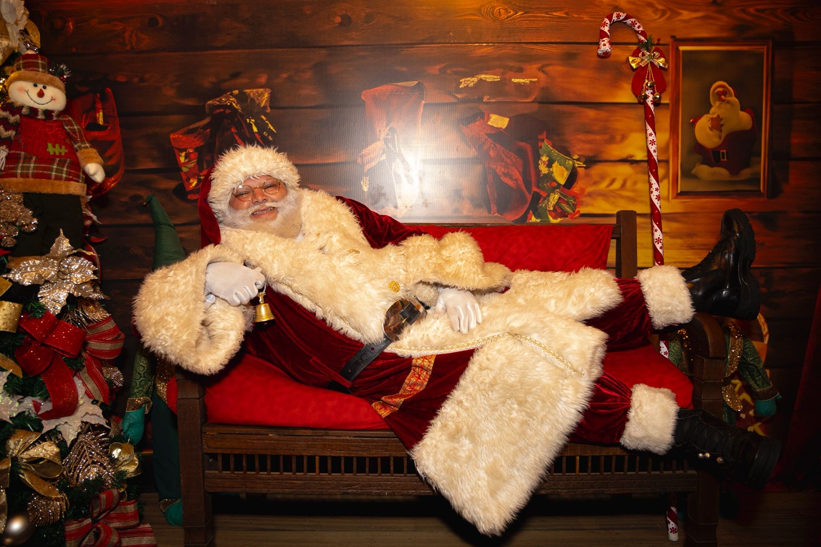 Holambra dá início neste sábado ao Natal Mágico com atrações gratuitas para toda a famíliaA magia do fim de ano volta a transformar a Cidade das Flores a partir deste sábado, dia 22 de novembro, com o início do Natal Mágico de Holambra, evento promovido pela Prefeitura até 21 de dezembro. A abertura oficial do evento será realizada a partir das 19h na Praça Bento Euzébio Tobias, com desfile de carros alegóricos e personagens temáticos, que segue até a rumo à Praça dos Pioneiros, onde  a estrela da festa, o Papai Noel, receberá a chave da cidade, marcando o início das festividades promovidas pela administração municipal.