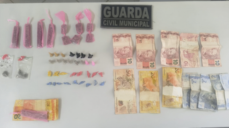 GCM APREENDE DROGAS E DETÉM DOIS INDIVÍDUOS POR TRÁFICO EM SANTO ANTÔNIO DE POSSE