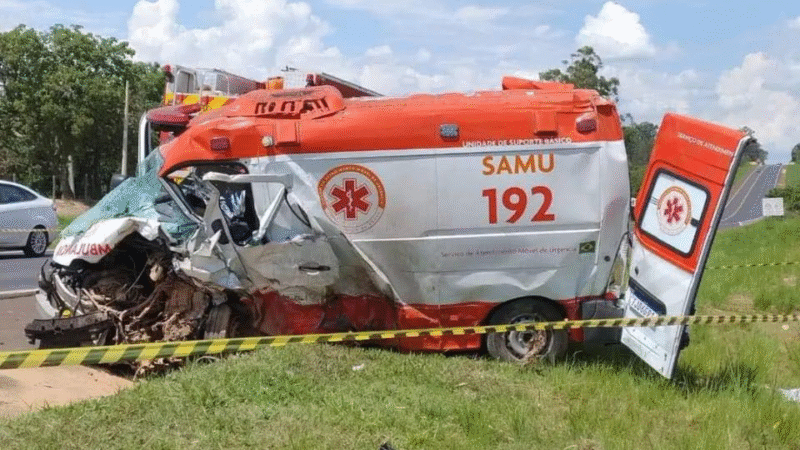 AMBULÂNCIA DO SAMU SE ENVOLVE EM COLISÃO FRONTAL COM MÚLTIPLAS VÍTIMAS FATAIS NO INTERIOR DE SP