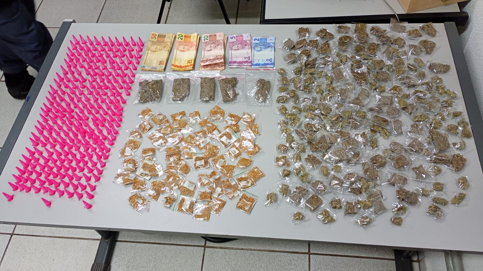 Polícia Militar apreende grande quantidade de drogas após perseguição no Jardim Triunfo, em Pedreira