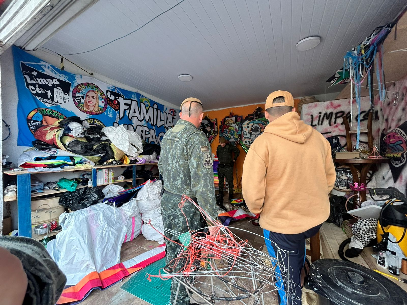 Operação mira crimes ligados a influenciadores que promovem fabricação e soltura ilegal de balões