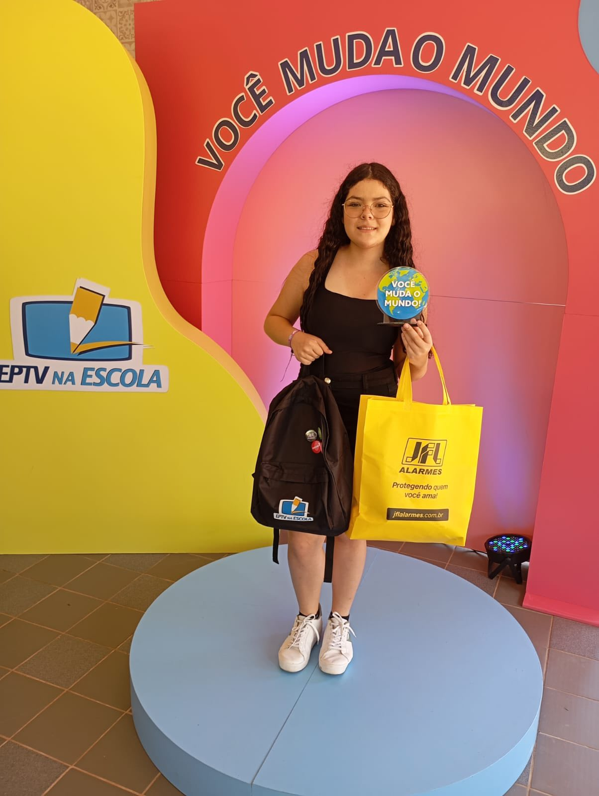 ALUNA DA REDE MUNICIPAL DE HOLAMBRA PARTICIPA DE PREMIAÇÃO DO PROGRAMA EPTV NA ESCOLA 2025