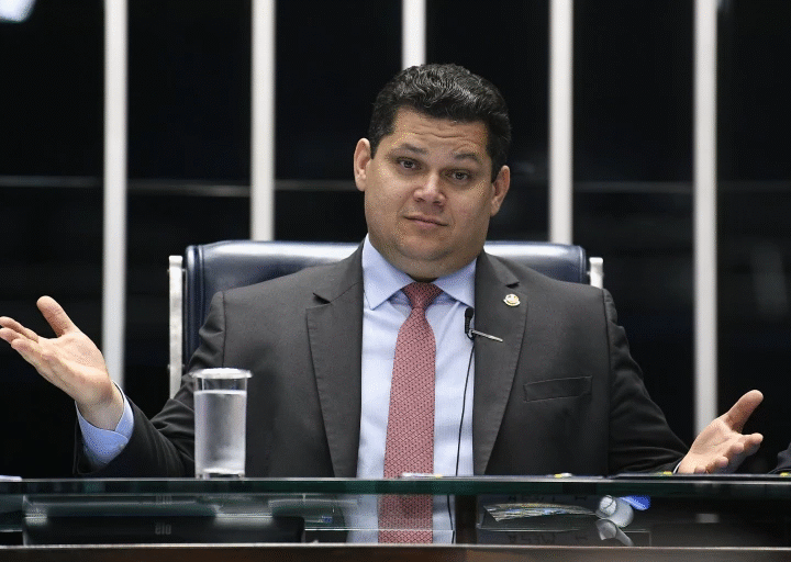 ALCOLUMBRE ROMPE COM O PLANALTO E ENVIA RECADO DURO: “VOU MOSTRAR AO GOVERNO O QUE É NÃO TER O SENADO COMO ALIADO”