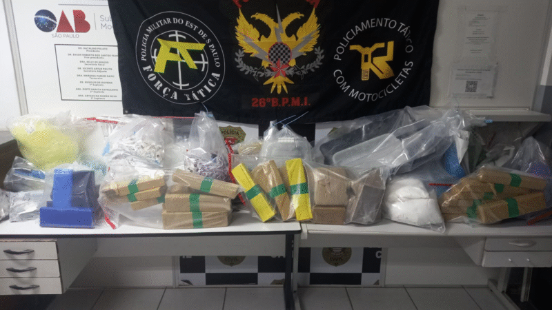 POLÍCIA MILITAR DESMANTELA PONTO DE TRÁFICO E APREENDE GRANDE QUANTIDADE DE DROGAS EM MOGI GUAÇU