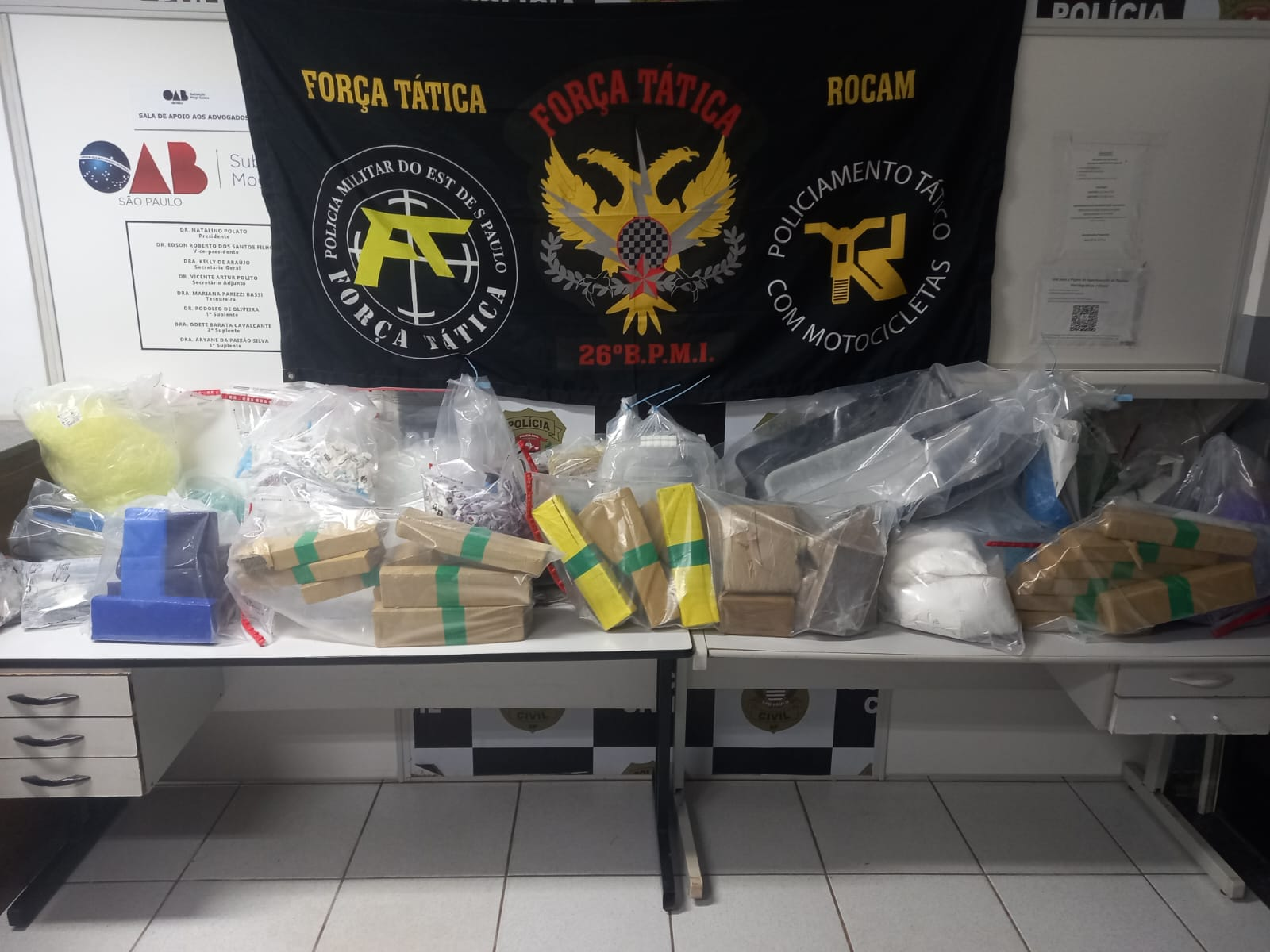 POLÍCIA MILITAR DESMANTELA PONTO DE TRÁFICO E APREENDE GRANDE QUANTIDADE DE DROGAS EM MOGI GUAÇU