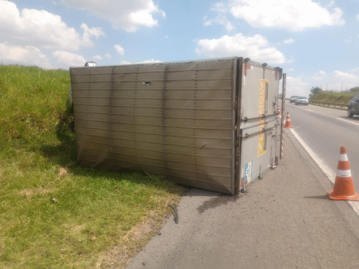 CAMINHÃO CARREGADO COM CERVEJA, CARNE E CEREAIS TOMBA NO KM 135 DA SP-340 EM JAGUARIÚNA