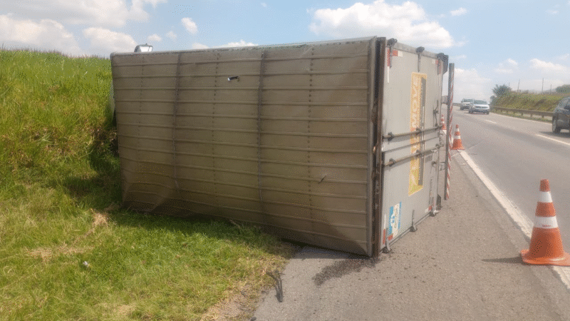 CAMINHÃO CARREGADO COM CERVEJA, CARNE E CEREAIS TOMBA NO KM 135 DA SP-340 EM JAGUARIÚNA