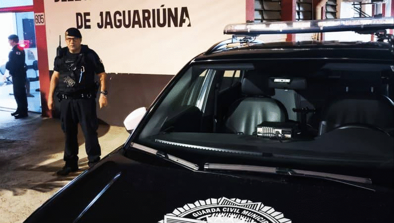 Guarda Civil Municipal de Santo Antônio de Posse prende suspeito por tráfico de drogas em área de mata .