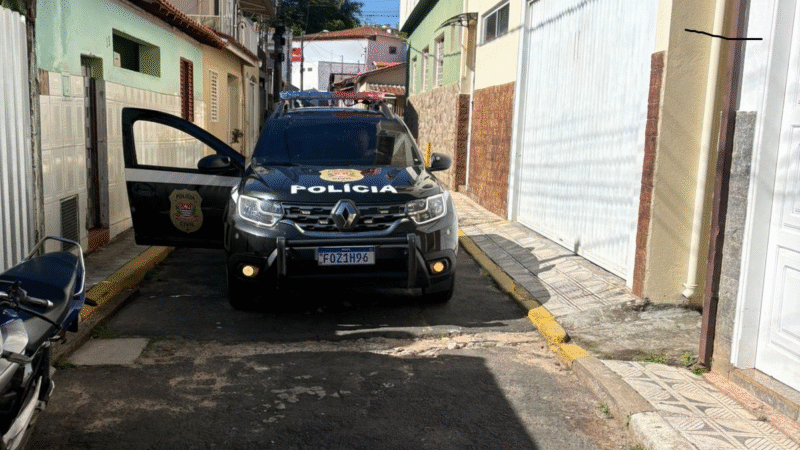 FORÇA POLICIAL DE SERRA NEGRA CUMPRE MANDADO DE BUSCA E PRENDE TRÊS PESSOAS EM FLAGRANTE NA VILA QUIRIQUI, ACUSADOS DE TRAFICO DE DROGAS
