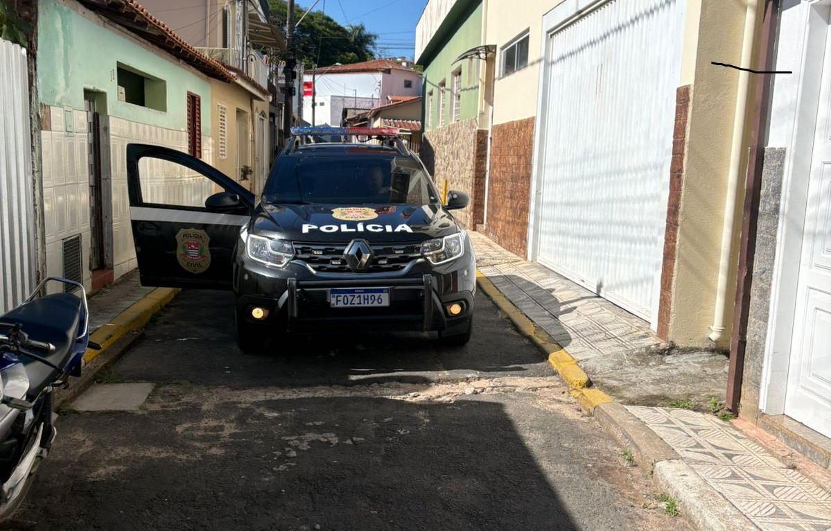 FORÇA POLICIAL DE SERRA NEGRA CUMPRE MANDADO DE BUSCA E PRENDE TRÊS PESSOAS EM FLAGRANTE NA VILA QUIRIQUI, ACUSADOS DE TRAFICO DE DROGAS