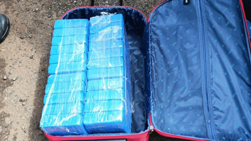 PM intercepta ônibus de viagem e prende casal que escondia cocaína em malas