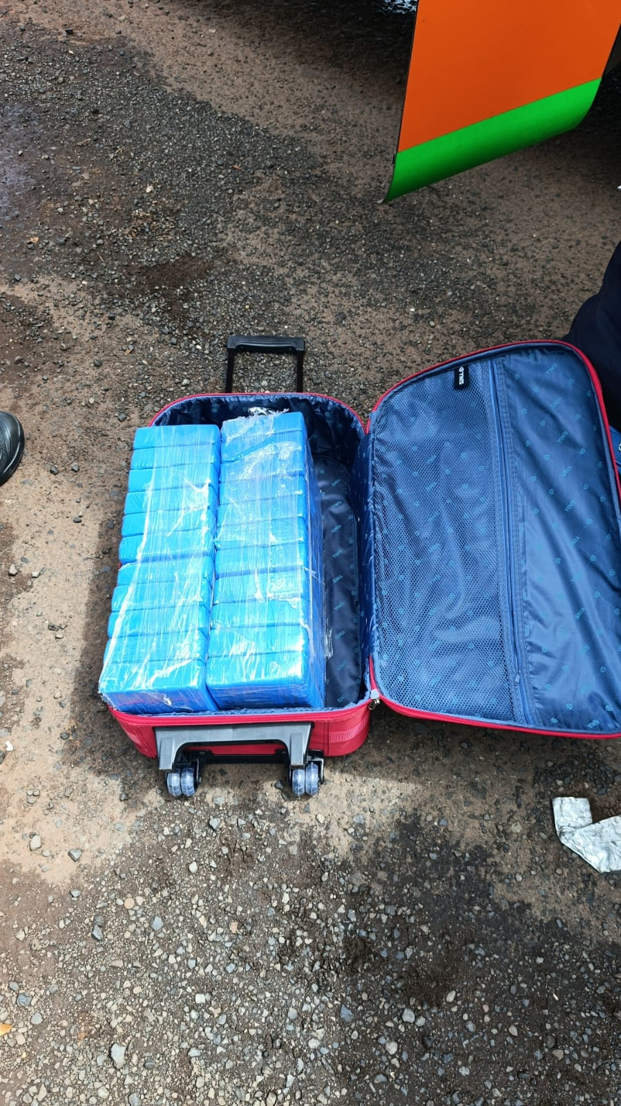 PM intercepta ônibus de viagem e prende casal que escondia cocaína em malas