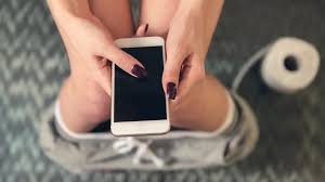 CUIDADO COM A HEMORROÍDAS – VOCÊ SABIA? USAR O CELULAR NO VASO SANITÁRIO PODE AUMENTAR O RISCO DE HEMORROÍDAS EM ATÉ 46%