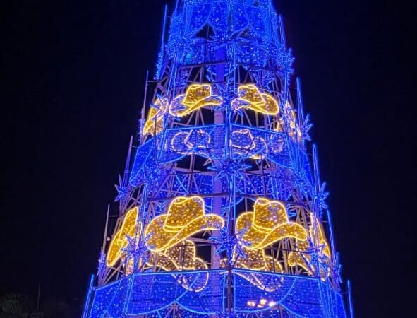 JAGUARIÚNA INAUGURA A PRIMEIRA ÁRVORE DE NATAL COUNTRY DO BRASIL E ENCANTA O PÚBLICO