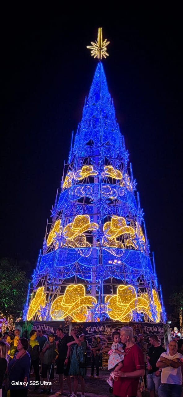 JAGUARIÚNA INAUGURA A PRIMEIRA ÁRVORE DE NATAL COUNTRY DO BRASIL E ENCANTA O PÚBLICO