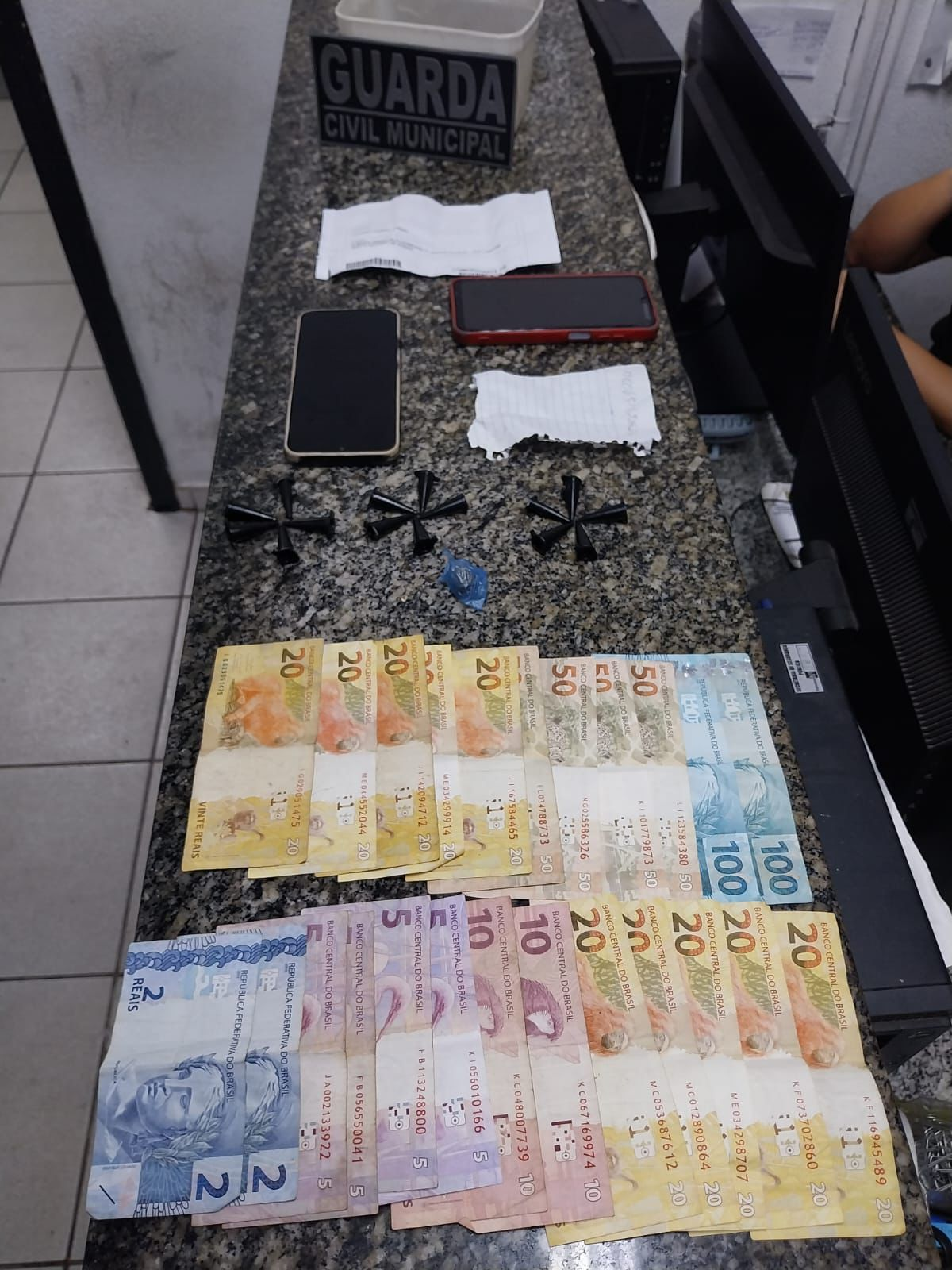 GCM de Santo Antônio de Posse detém suspeitos e apreende drogas em ponto de tráfico no Bairro Popular