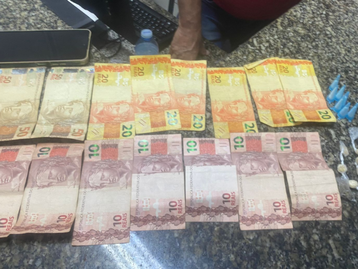 POLÍCIA MILITAR PRENDE INDIVÍDUO POR TRÁFICO DE DROGAS EM PEDREIRA.