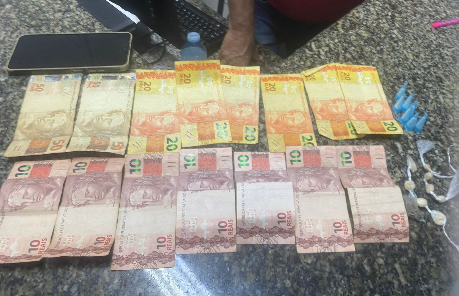 POLÍCIA MILITAR PRENDE INDIVÍDUO POR TRÁFICO DE DROGAS EM PEDREIRA.