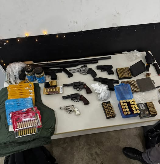 POLÍCIA APREENDE ARMAS IRREGULARES, MUNIÇÕES DE USO RESTRITO E COLETE BALÍSTICO EM RESIDÊNCIA NO BAIRRO CAMPOS ELÍSEOS, EM CAMPINAS