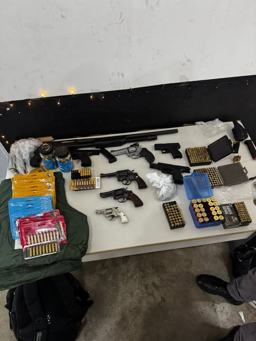 POLÍCIA APREENDE ARMAS IRREGULARES, MUNIÇÕES DE USO RESTRITO E COLETE BALÍSTICO EM RESIDÊNCIA NO BAIRRO CAMPOS ELÍSEOS, EM CAMPINAS