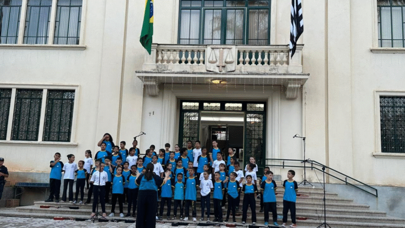 Na tarde de 28 de novembro, as crianças da Escola de Educação Infantil Educandário Nossa Senhora Aparecida encantaram o público ao participarem da tradicional Cantata de Natal, promovida pelo Poder Judiciário em parceria com a Prefeitura de Serra Negra.